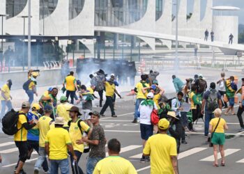 Bolsonaro supporters breach security barriers, break into Brazilian Congress and presidential palace